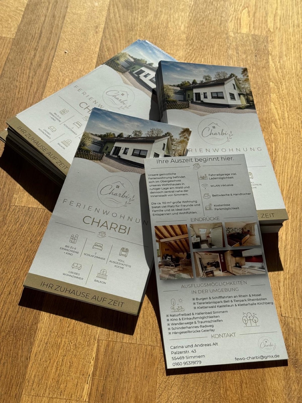 Gefaltete Informationsflyer der Ferienwohnung Charbi
