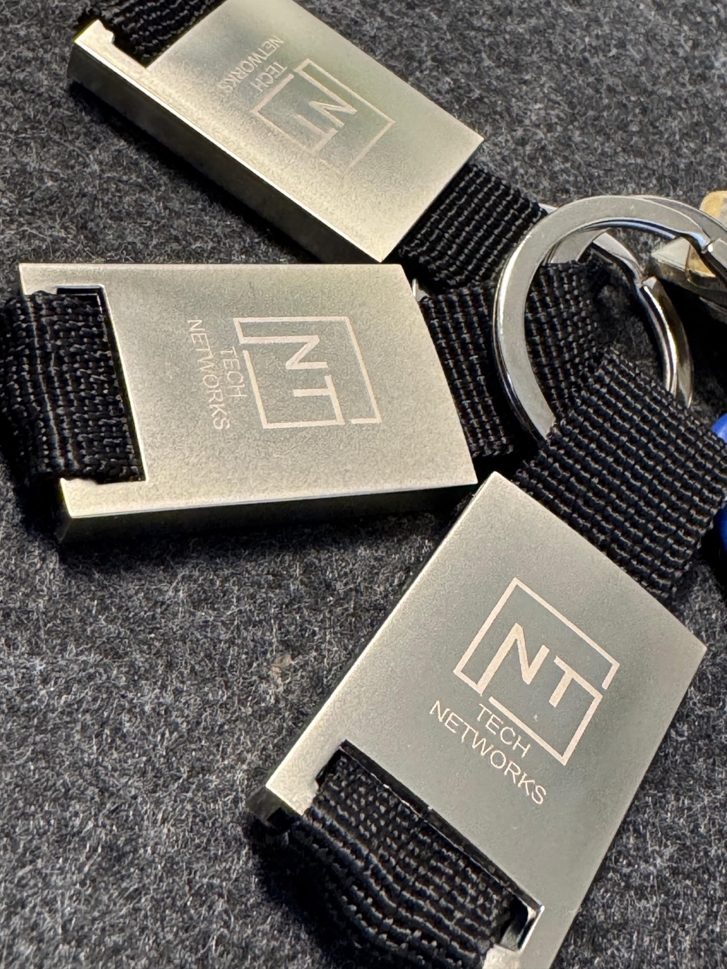 Metall-Schlüsselanhänger mit graviertem TECH-Networks Logo